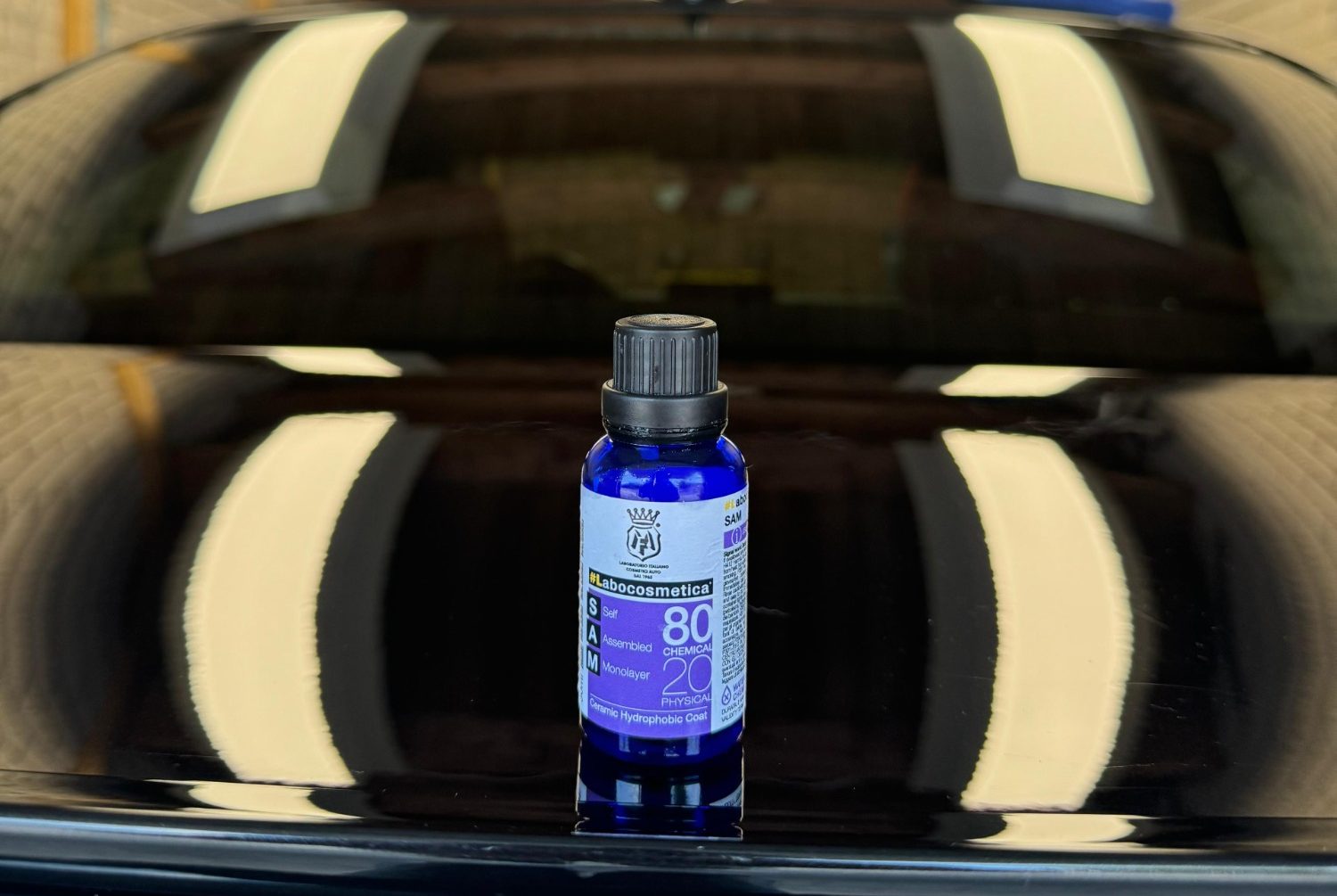 Moderne auto-interieur met groot touchscreen en navigatiekaart.